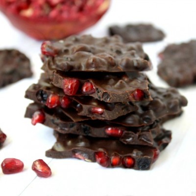 Clean Eating Pomegranate and Dried Blueberry Chocolate Bark - Raw, Vegan, Gluten-Free, Dairy-Free, Paleo-Friendly, No Refined Sugars | The Healthy Family and Home